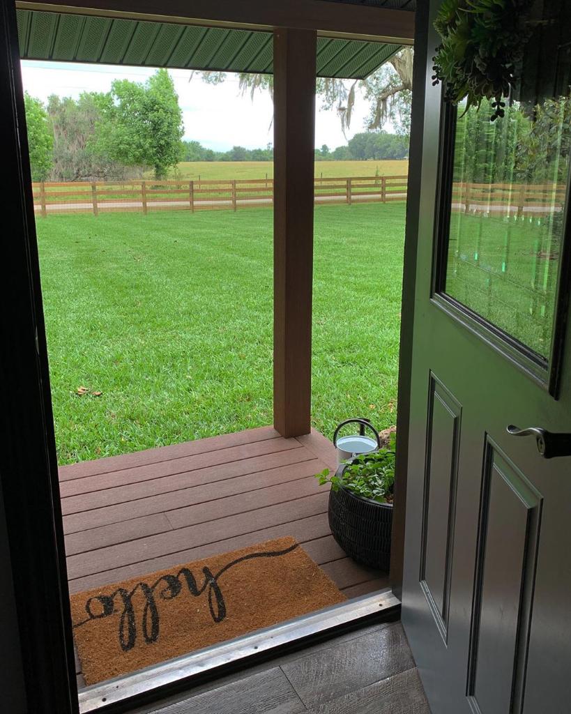 ScottsProVista's tweet photo. We firmly believe that the front door view of a ProVista lawn cannot be beat. Photo from @BethelFarms https://t.co/IiKFJeZVT8