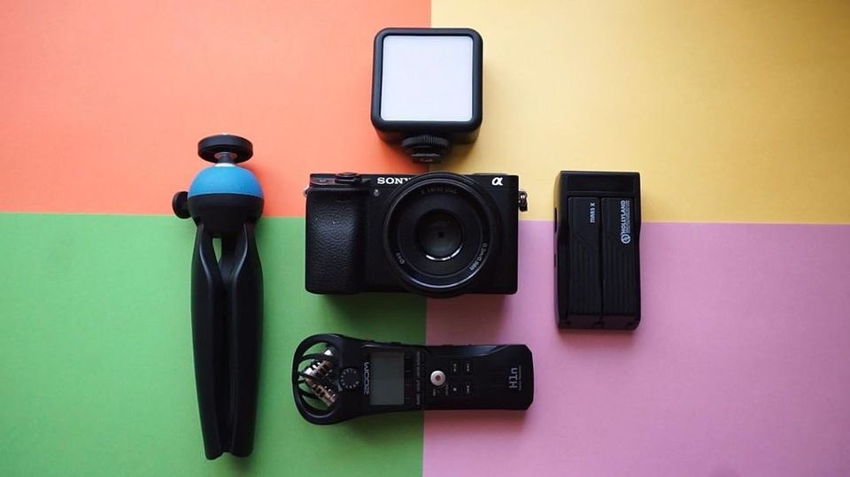 Hollyland_Tech's tweet photo. Do you normally tend to go extremely simple when it comes to gear setups?  🎬🧐

📸 Colato Films

#marsx #hollylandtech #hollyview #simplesetup #cameragear #bts #gearlayout #sonya #forabetterview https://t.co/Oj3HsuIcHV