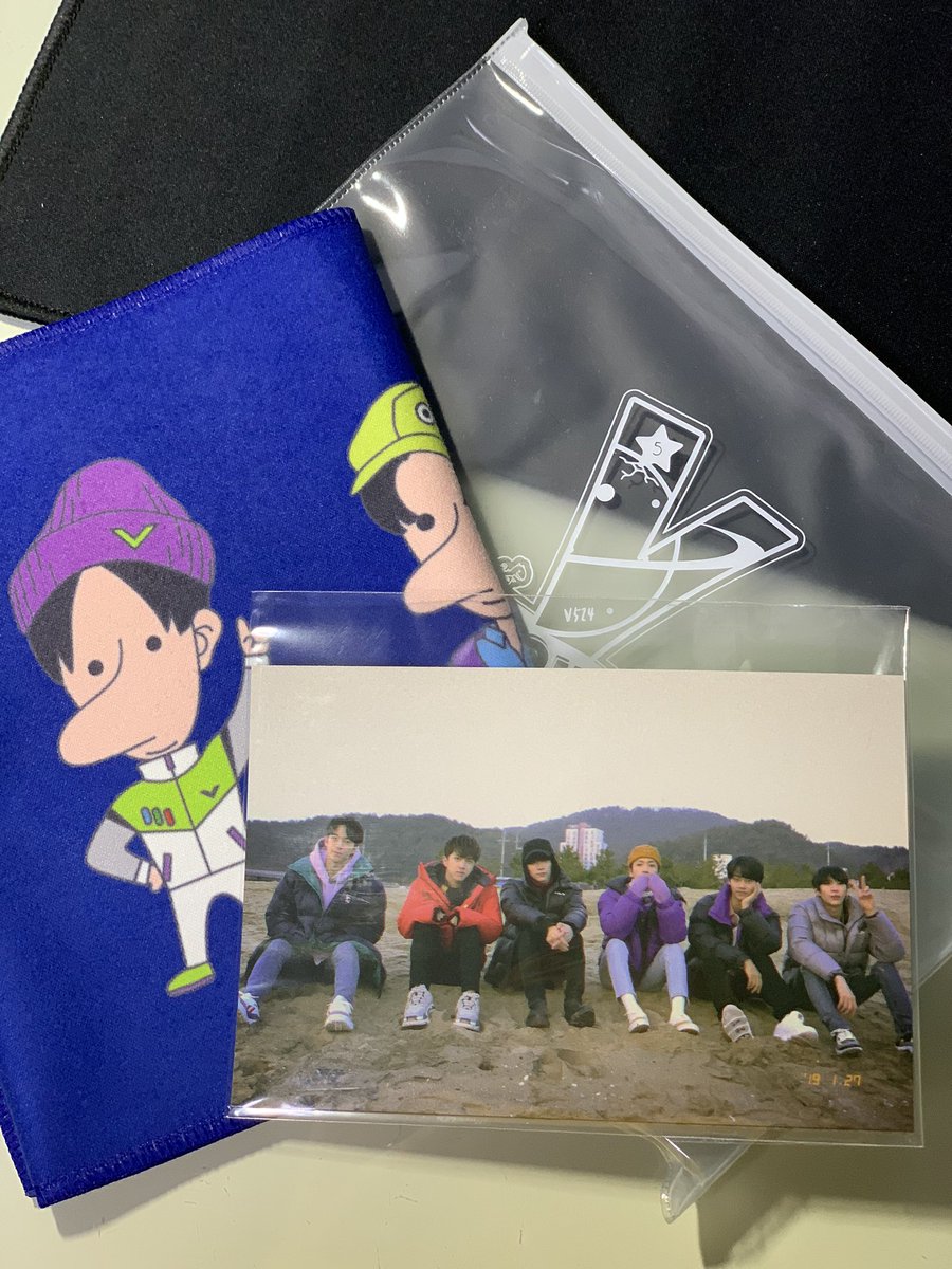 the_vigdahn2's tweet photo. 빅스 브이스토리 팬미팅 코빅스 슬로건 0.9에 양도합니다 일단 찔러봐주세요 포카는 없고 “엽서만” 포함입니다 케이스랑 슬로건 드려요
사진찍느라 두번 꺼낸게 전부입니다 하자 하나도 없이 처음 온 그대로 상태입니다
#빅스굿즈 #빅스양도 #브이스토리 #빅스슬로건 #빅스 #빅스팬미팅 #VIXX https://t.co/qliY8SGCIl