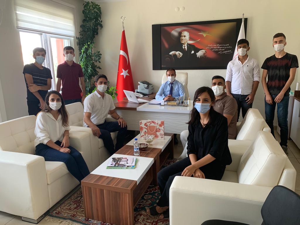 Dargecit_MEM's tweet photo. İlçe Milli Eğitim Müdürümüz @klcengiz, 2020 YKS Sonuçlarına göre TIP FAKÜLTELERİNE yerleşen ilçemiz öğrencileri ve öğretmenlerini misafir ederek tebrik ve teşekkürlerini sundu...
@mardinilmem 
@sehmus_sumer 
@DargecitGovTr 
@DargecitBelTr https://t.co/brdz7KLc7O