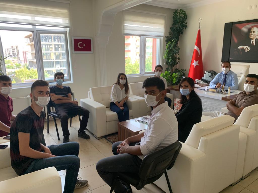 Dargecit_MEM's tweet photo. İlçe Milli Eğitim Müdürümüz @klcengiz, 2020 YKS Sonuçlarına göre TIP FAKÜLTELERİNE yerleşen ilçemiz öğrencileri ve öğretmenlerini misafir ederek tebrik ve teşekkürlerini sundu...
@mardinilmem 
@sehmus_sumer 
@DargecitGovTr 
@DargecitBelTr https://t.co/brdz7KLc7O