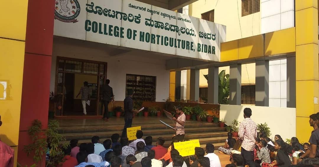 SidduVeerapur's tweet photo. #conductAHOinterview
#justiceforhorticulture #wakeupkpsc
@bcpatilkourava @CMofKarnataka @siddaramaiah
ಆಡಬೇಡಿ ಆಟವನ್ನು
ಚೆಂಡಿನಂತೆ ,
ತೋಟಗಾರಿಕೆ ವಿದ್ಯಾರ್ಥಿಗಳ ಜೀವನವನ್ನು ನೀವು ಬಯಸಿದಂತೆ ,
Plzz look into the matter sir....🌱 https://t.co/CN68XBYc0C