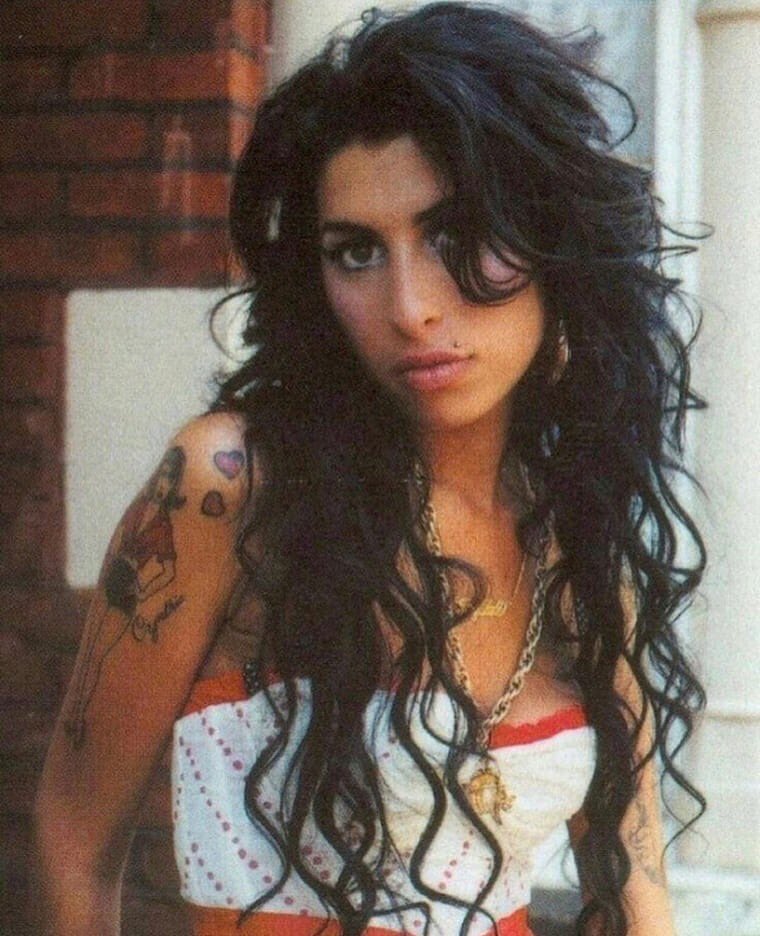 PopCrave's tweet photo. Happy birthday to the incredible Amy Winehouse who would’ve turned 37 today. ❤️

The singer inspired millions through her honest songwriting and jaw-dropping vocals. Her 2006 album, ‘Back To Black,’ remains an essential listen. https://t.co/0nzBDiGKwx