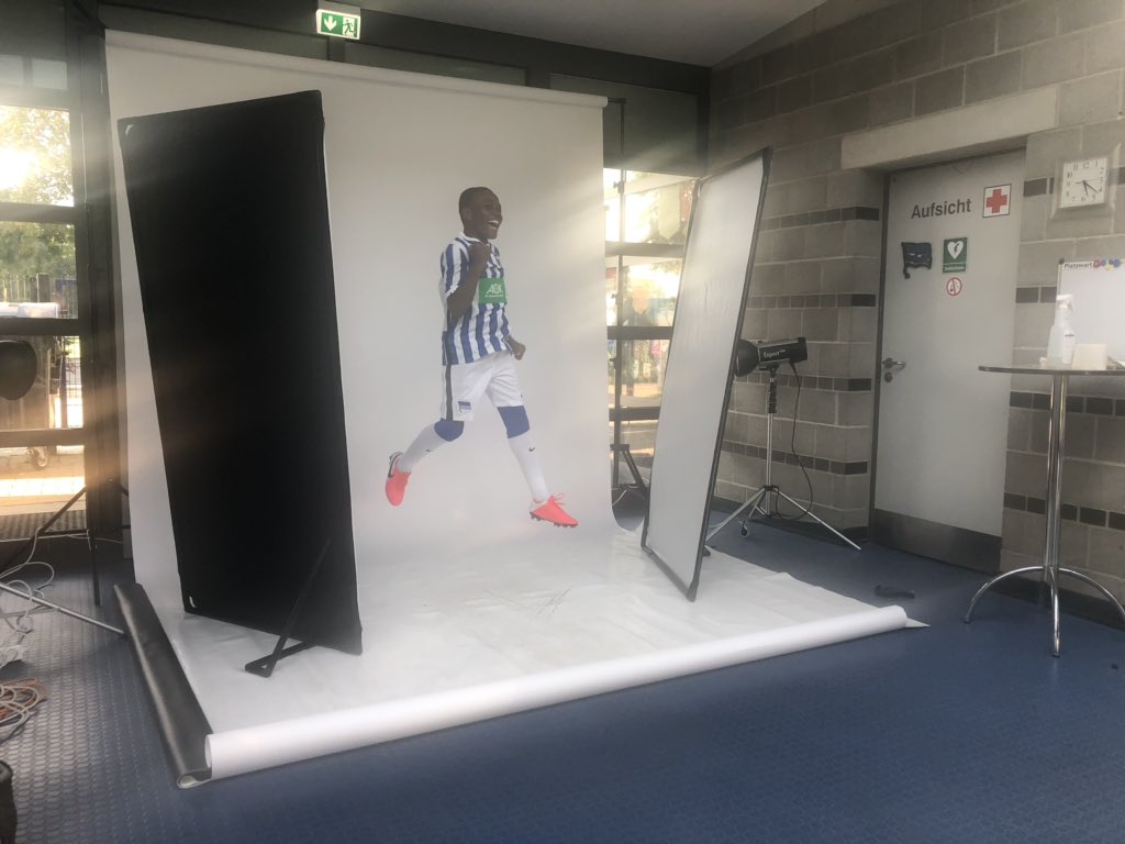 HerthaBubis's tweet photo. Zeit fürs Nachwuchs-Shooting! 📸 Heute lassen sich die Teams aus unserem Kleinfeldbereich von der #BSCU9 bis zur #BSCU13 ablichten. 🎥 Neben dem klassischen Portraitfoto sind auch die kreativen Jubelposen unserer ‚Bubis‘ gefragt. 💪🏼

#DieZukunftGehörtBerlin #HaHoHe https://t.co/TP9d3yoIa2