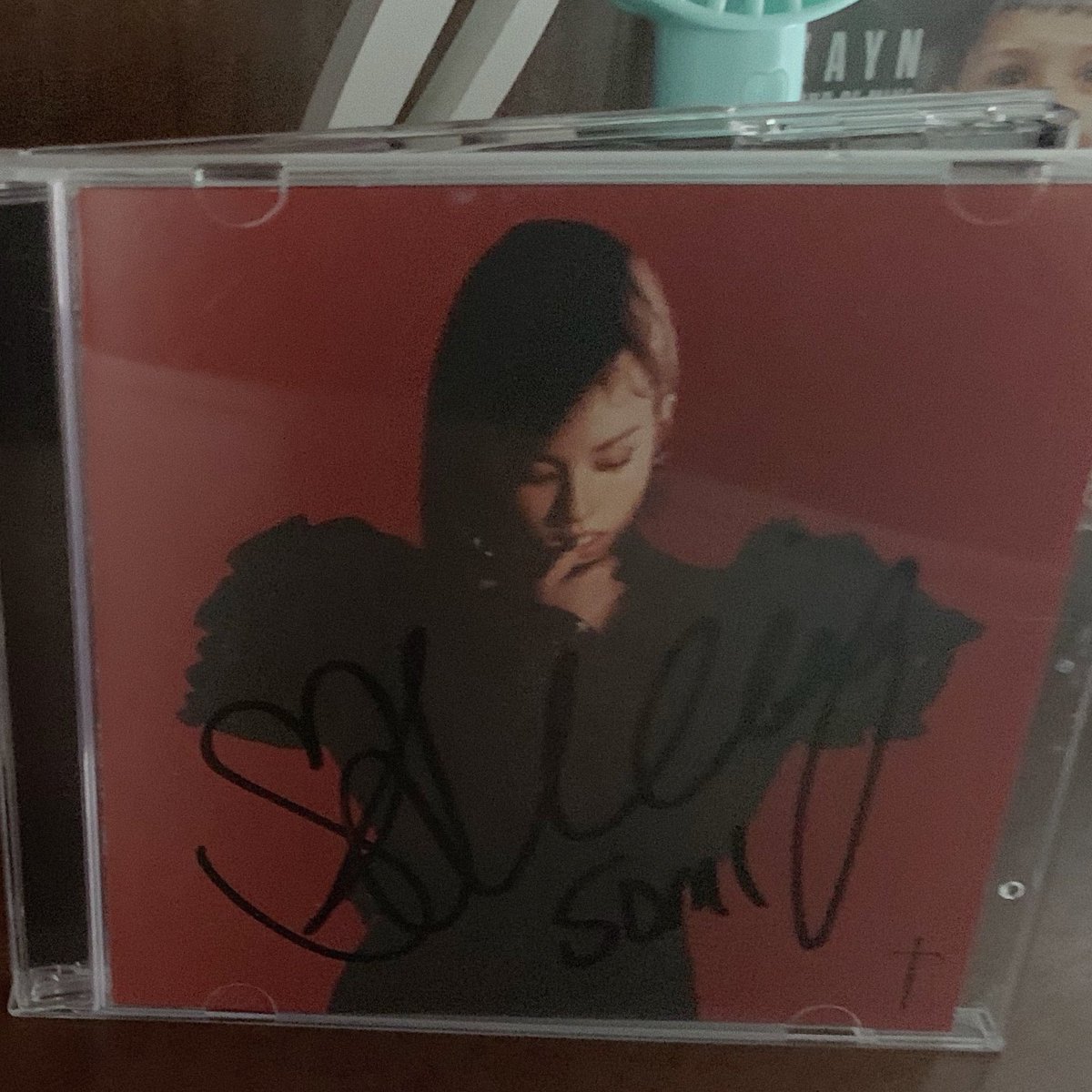babesomi's tweet photo. I still can’t believe I have the CD. Thank you so much @somi_official_ and @amazer_official for the prize! 
I love you! She’s someone I admire a lot and I’m so happy right now @THEBLACKLABEL_ @SOMI_Staff #SOMI https://t.co/Unvv9ln9UK