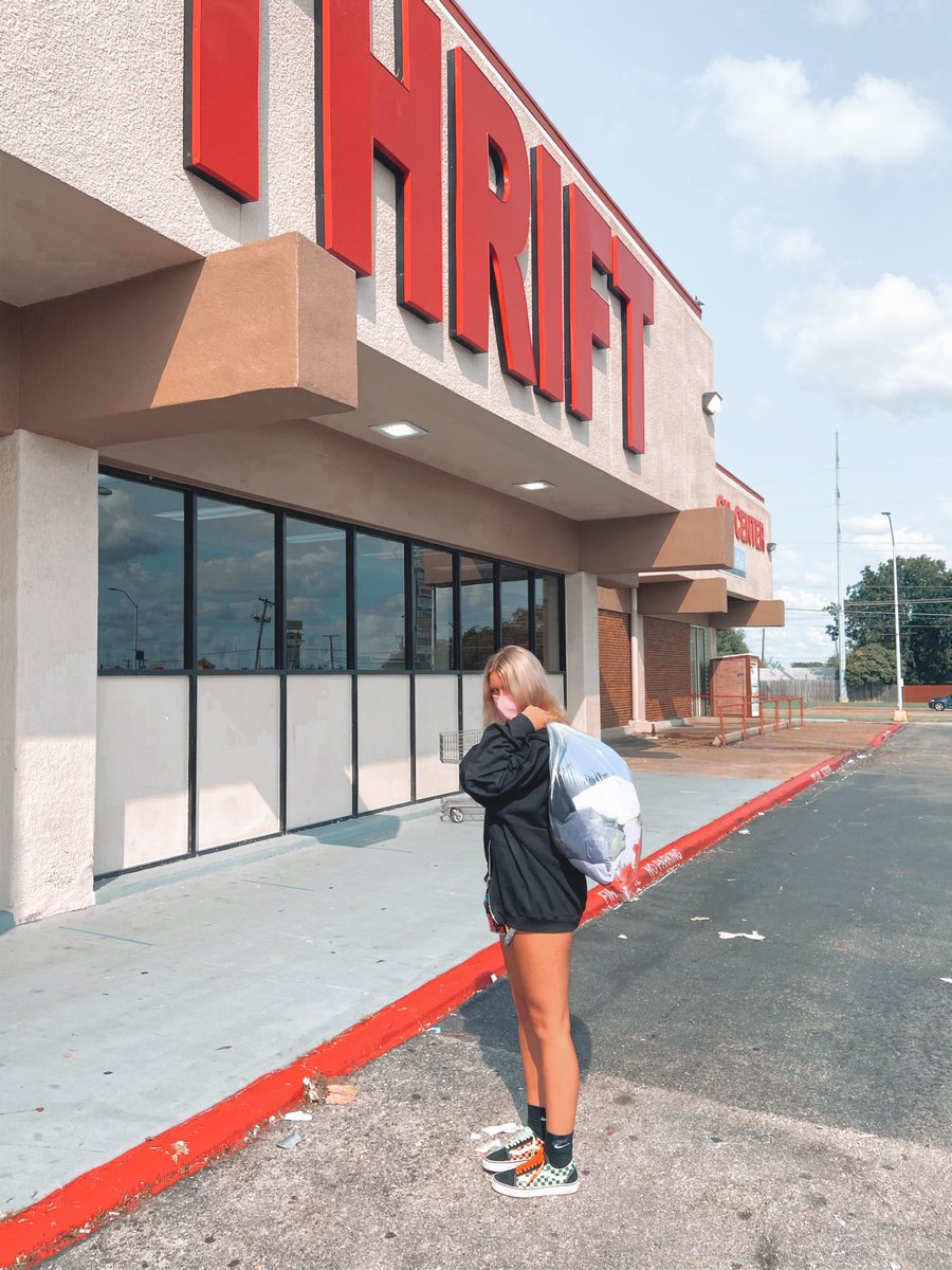 photogbyriley's tweet photo. To me, thrifting is very iconic.๐@MrsNivens #phojo5 https://t.co/RZJsgzrXMK