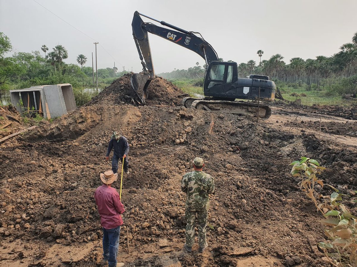 COMINGE_Py's tweet photo. El Señor Comandante del COMINGE, GRAL BRIG ROBERTO MANUEL PIÑANEZ CIANCIO y Comitiva, están inspeccionando los Trabajos del trayecto Toro Pampa – Km 65, como también el lanzamiento de alcantarillas, que se van realizando conforme a las necesidades más urgentes de la población. https://t.co/HwfnKRq7fY