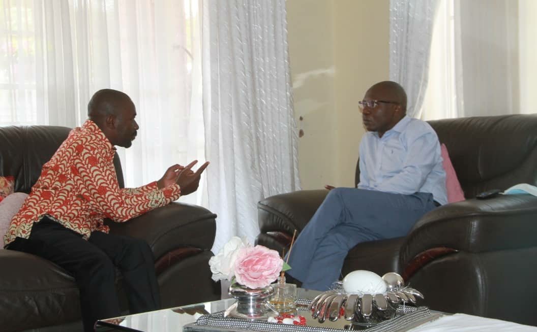 CurlinMuganhu's tweet photo. Mamwe mapose anga achirohwa namukoma @nelsonchamisa kwa @jngarivhume will have you thinking whether the visit was a genuine visit or a photoshoot exercise😂 https://t.co/BX6wweI6Vq