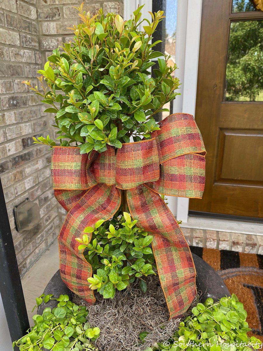 Fall Front Porch Ideas for your home. Yes, it is hard to believe that it is the fall season already. These fall porch ideas will help to spice up your front entryway. southernhospitalityblog.com/fall-front-por…) bit.ly/2Lxm1ai #highperformancehome