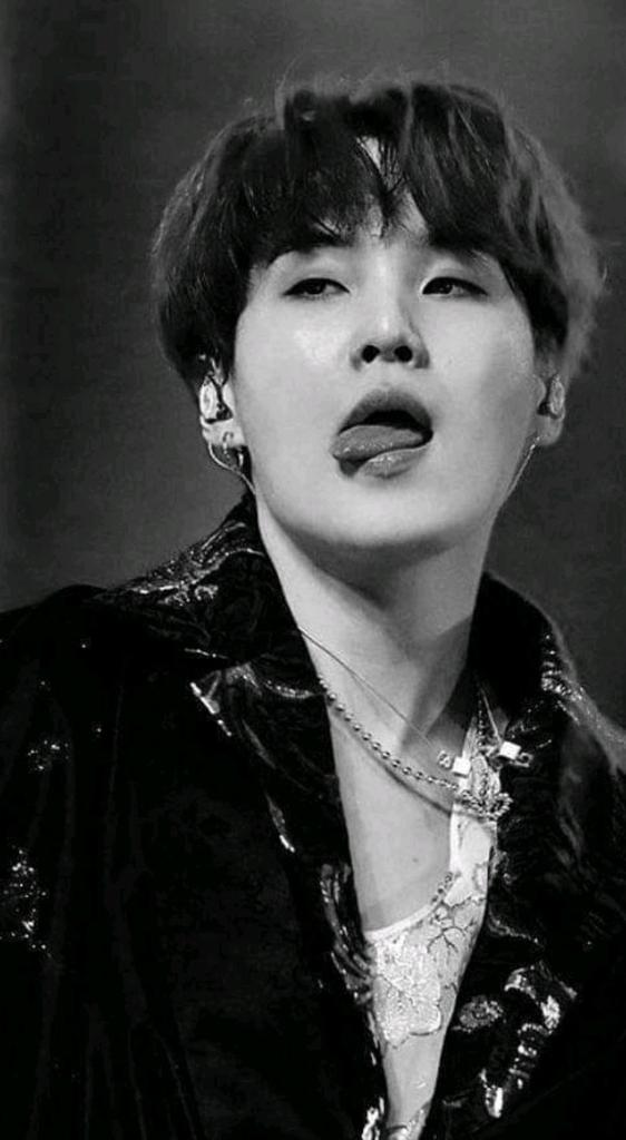 nawaz_hamd's tweet photo. He can do anything can go from being super hot to super cute in just a millisecond🌏💜💜🔥🔥🔥💫💫💫 #BTS #minyoongi #sugathebest #Hot #BTS #minyoongi 💜💜💜💜 https://t.co/zkkYpPdgvA