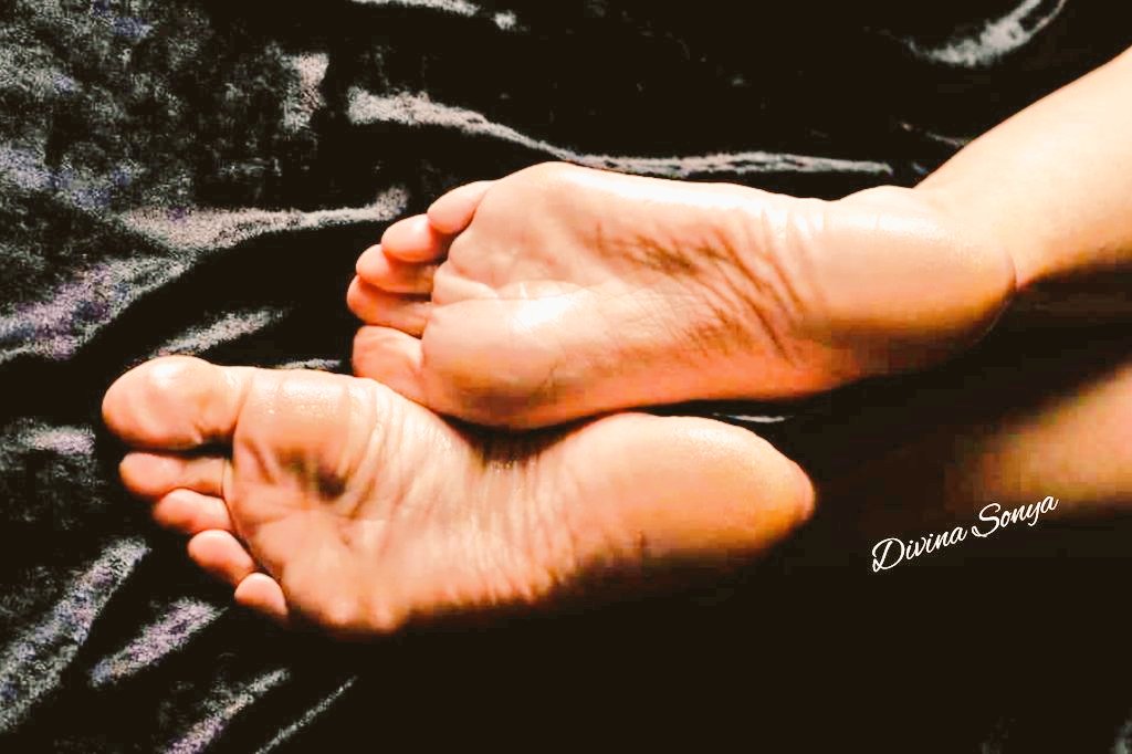 sonya54605342's tweet photo. Lick the screen, my every single toe and while you do it subscribe:
👣https://t.co/4a0N3AFccr
@wantgirlsfeet @FootParadiseRT @findom4feet @ShawnMcClinton 
@italianfootgod1 @SoloPiedini

#finD findom footfetish footworship 
toes paypig footslave Fetish soles https://t.co/Kss2UvYY8Q