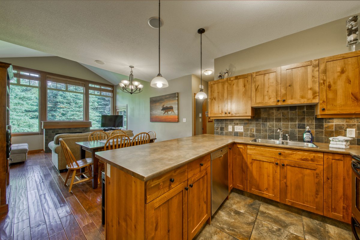 **NEW LISTING** 43 Settler's Crossing, Sun Peaks BC
Surrounded by green space, overlooking the 16th fairway, with views to Mt. Tod, this private upper corner unit condo will have you feeling relaxed from the moment you enter.bit.ly/43SettlersCros…