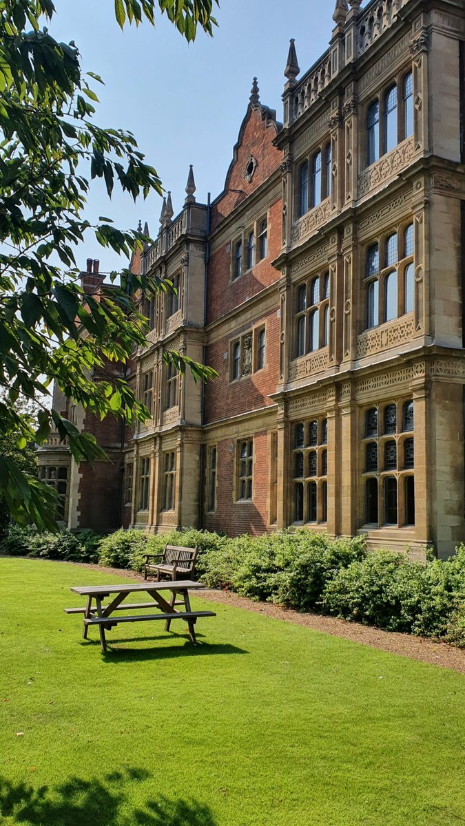 SidneySussex's tweet photo. Sidney's gardens are looking lovely in the later summer sunshine. We hope you are also enjoying this sunny start to the week! https://t.co/g0pDSbvTyd