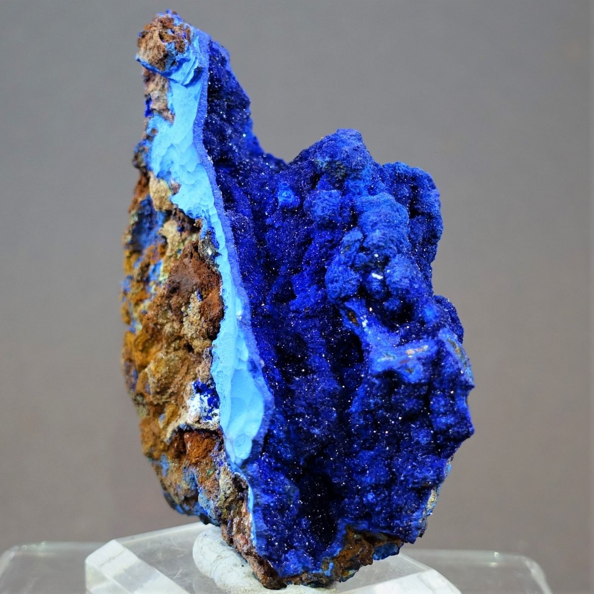 Astonishing sparkling tiny Azurite crystals from Christiana Mine, Kamariza, Attiki Prefecture, Greece

Photo: Azur Minerals

#minerals #crystals
