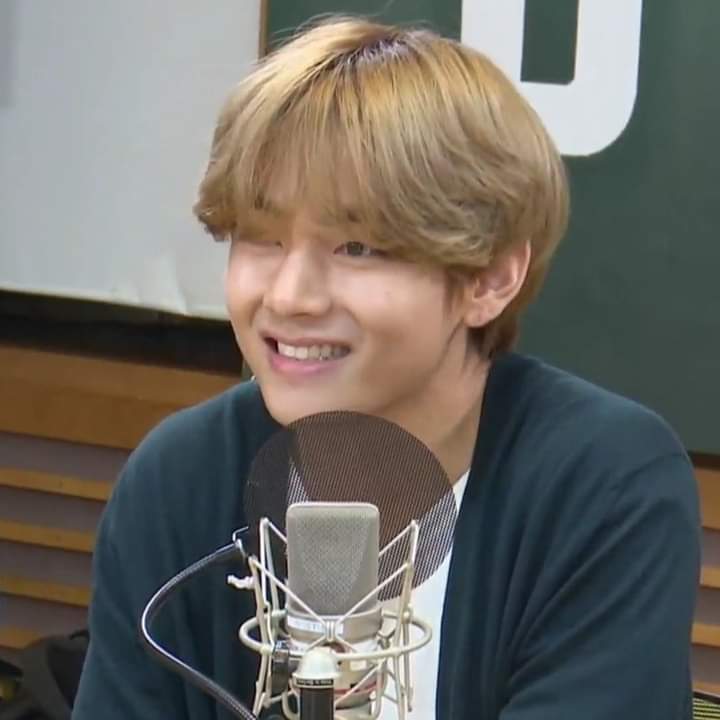 TeXyLu's tweet photo. @bts_bighit I was missing a lot that lovely smile 😍💜
Plz give me more Tae. Borahae! 💜

#thesweetestsmileofTaehyung
#LoveBTS
#dynamiteNo1
#streamdynamiteenyoutube
#TheGrammyforBTSwithdynamite
#ArmyNo1Fandom https://t.co/rvKZvId0OE