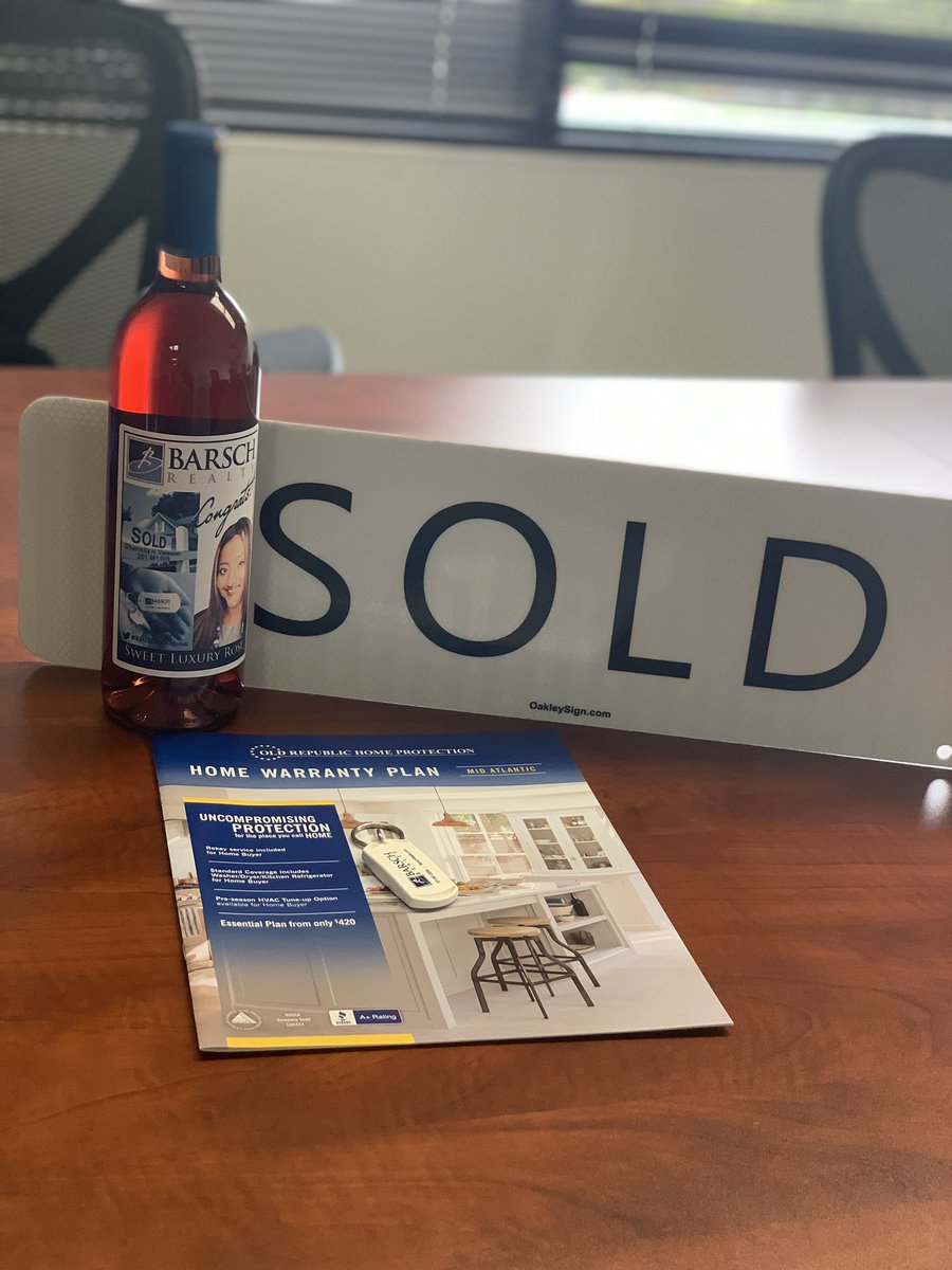 RealtorStarShar's tweet photo. Ready to get this beautiful house #SOLD today! Congratulations to my amazing first time home buyers! 🏡🔑💪🏽✅ #SettlementTime #RealtorStarShar https://t.co/WuYyRt08G7