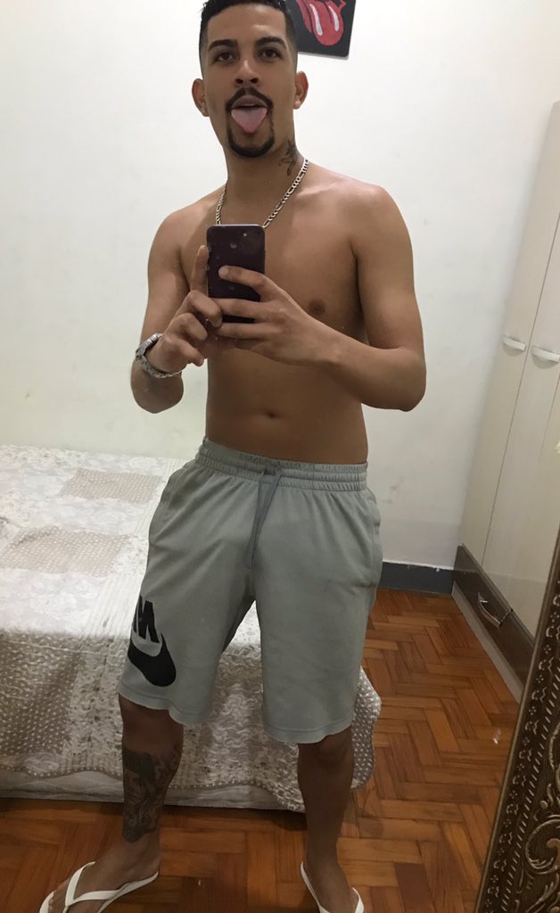 thirasgoou's tweet photo. Só pra minha mãe parar de falar que eu só posto as coisa pelado. Boa semana p�� noiz https://t.co/EjIGonrLVr