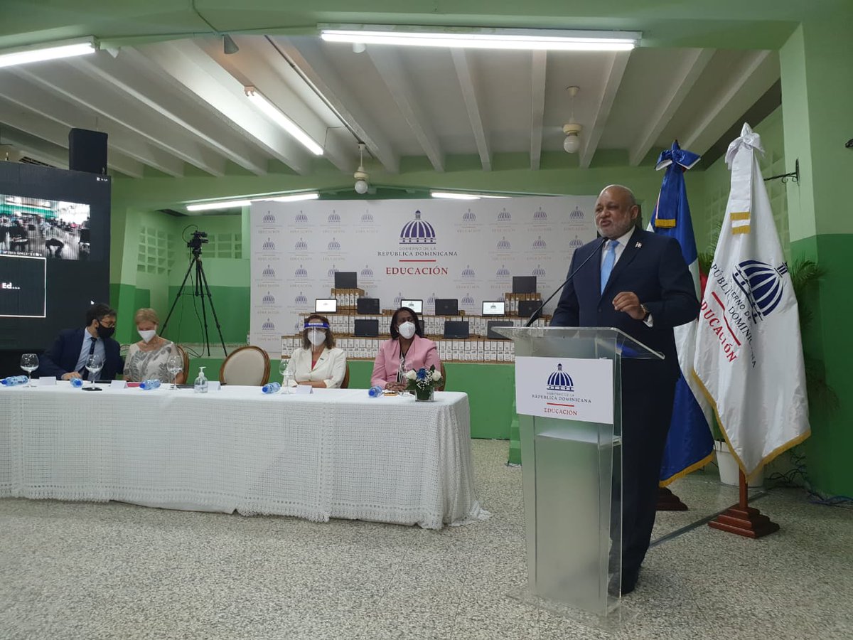 EducacionRDo's tweet photo. #AHORA| Cumpliendo con el objetivo de salvar el año escolar 2020-2021 frente a la pandemia del #COVID19 en el país, el Ministerio de Educación inicia la entrega de 70,000 computadoras para nuestros docentes.⠀

Se distribuyen simultáneamente en 4 regionales. 

#EducaciónCambia https://t.co/IFrndcr0G7