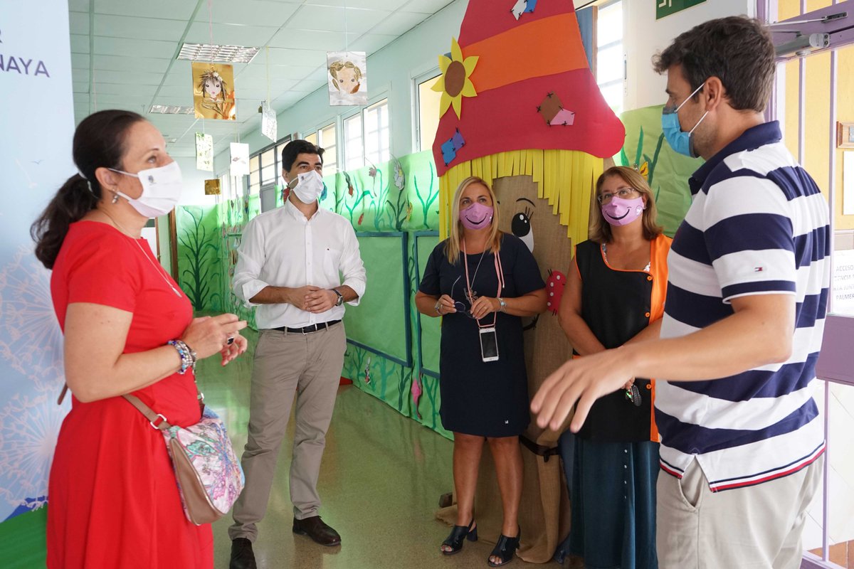 AytoCoin's tweet photo. ➡️ Esta pasada semana se incorporaron a las aulas 2.393 niños y niñas de Infantil y Primaria en #Coín. Hoy, el alcalde @fjavier_santos junto a @Raquel_PP_Coin han visitado el colegio Pintor Palomo y Anaya para darles la bienvenida 

👉 https://t.co/gVsycHO0Yl #CoínMLG https://t.co/MLW3TU5bvj