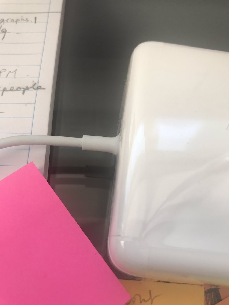 CorinneBA_'s tweet image. How can we have high esteem to a pioneering tech brand like #apple that still sells us heavy expensive chargers with super thin wires and links? This charger is new and it feels like it can break at any wrong move. #sameproblems #WhySoThin
