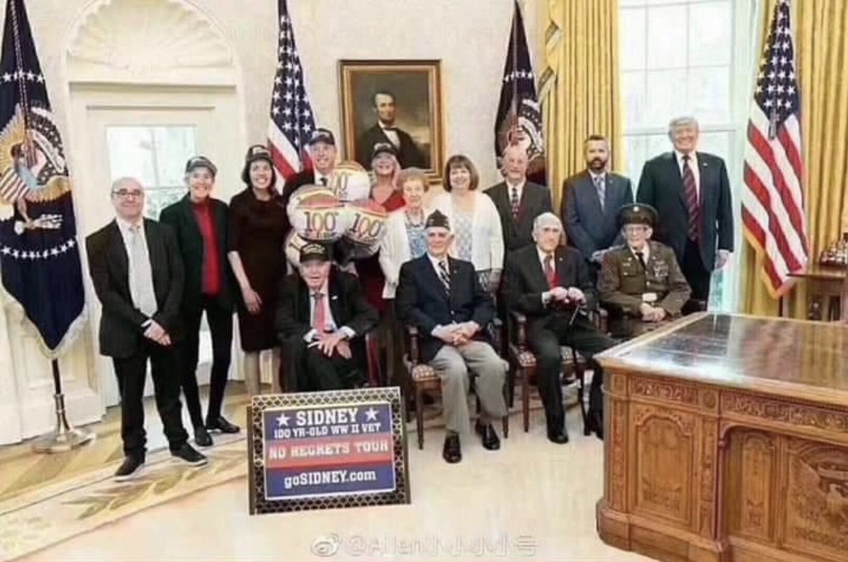 Tuy là 1 Tổng Thống, nhưng khi chụp hình kỷ niệm với các Cựu chiến binh, Ngài Trump vẫn khép mình vào 1 góc nhỏ, dành phần lớn khung hình cho các Cựu chiến binh . 1 sự tôn trọng Cựu chiến binh tuyệt đối .