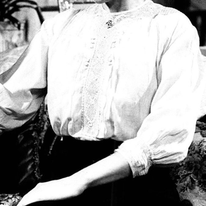 irascibleopium's tweet image. ╱

     𝐏𝐎𝐏𝐏𝐘 𝐏𝐎𝐌𝐅𝐑𝐄𝐘
                  𝖧𝖾𝖺𝗅𝖾𝗋 | 𝖱𝖺𝗏𝖾𝗇𝖼𝗅𝖺𝗐

“𝗆𝖺𝖽𝖺𝗆 𝗉𝗈𝗆𝖿𝗋𝖾𝗒, 𝗍𝗁𝖾 𝗆𝖺𝗍𝗋𝗈𝗇,
             𝗐𝖺𝗌 𝖺 𝗇𝗂𝖼𝖾 𝗐𝗈𝗆𝖺𝗇, 𝖻𝗎𝗍 𝗏𝖾𝗋𝗒 𝘴𝘵𝘳𝘪𝘤𝘵.”