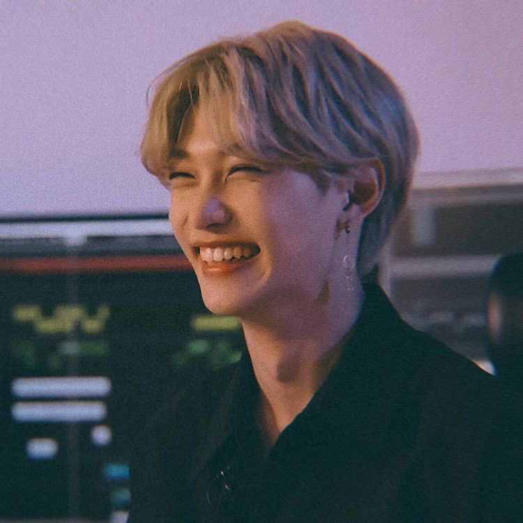 IamJustACoconu1's tweet photo. Happy birthday to felix and to me (yea I have on the same day bday as him) 🥳✌️#StrayKids_GodsMenu100M #felix #han  #chan #changbin #IN #leeknow #seungmin #hyunjin #backdoor https://t.co/P8uMfsuqfs
