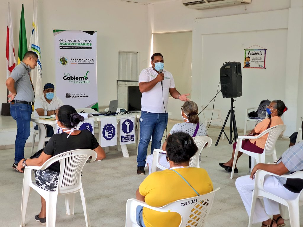 alcaldiasab's tweet photo. #EnEsteMomento lanzamos la iniciativa 'Patios Caseros Productivos con Gallinas Ponedoras' que fortalecerá la seguridad alimentaria y nutricional de 100 familias de S/larga. El proyecto ayudará a disminuir el impacto económico causado por la aparición del #Covid_19. https://t.co/RrBYRAIA54