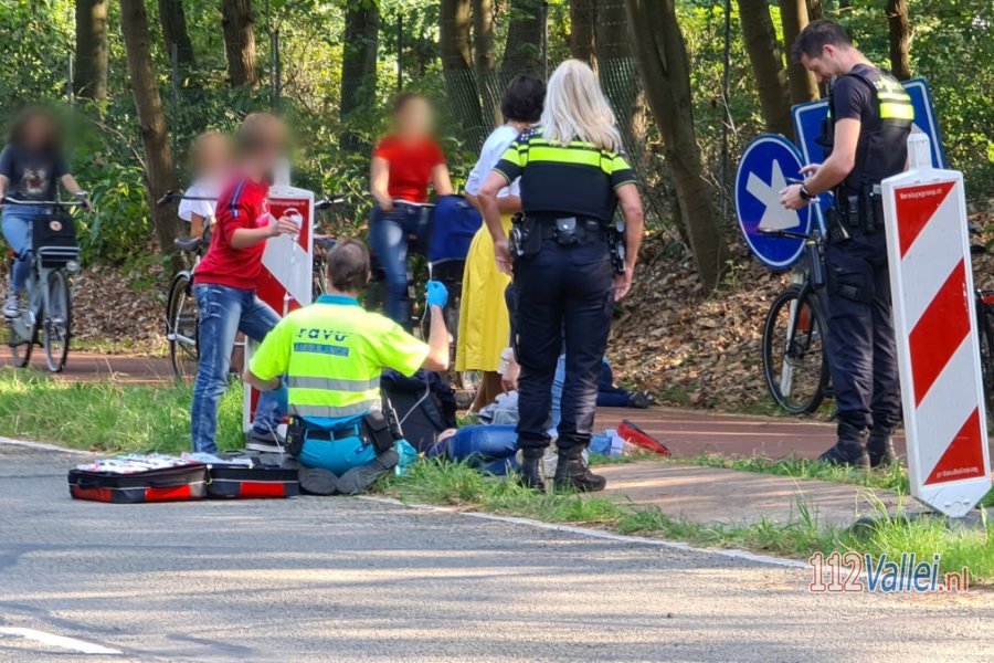 Fietsende scholieren hard ten val op de Stichtse Rotonde in #Amersfoort. 112Vallei.