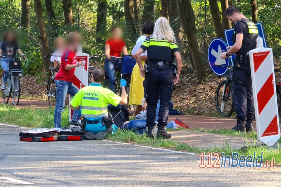 Fietsende scholieren hard ten val op de Stichtse Rotonde in #Amersfoort. 112 in Beeld.