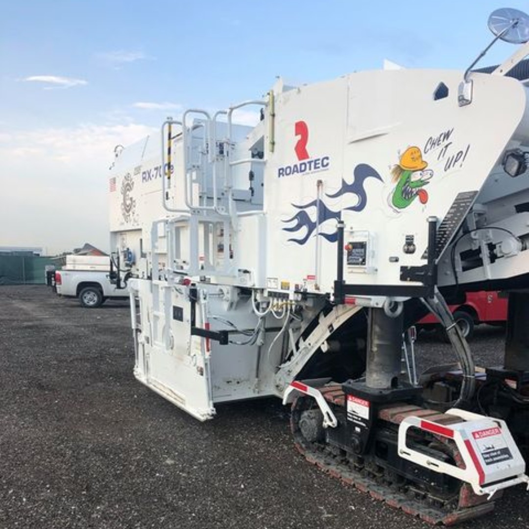 Roadtec's tweet photo. #MondayMilling with Geneva Construction and the RX-700 in Illinois! #AsphaltMilling #AstecIndustries #oneAstec https://t.co/uRAIrR5YLh
