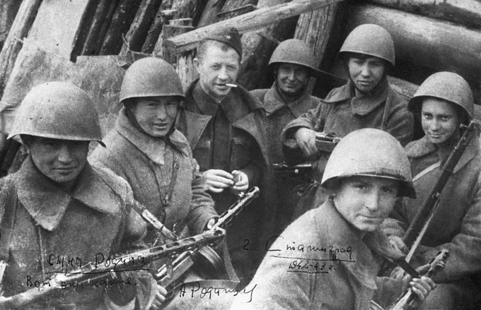 В Сталинграде гвардейцы дивизии Родимцева ночью 15 сентября 1942 переправились через Волгу, с ходу отбив у немцев Мамаев курган. Легендарный генерал Родимцев со своими легендарными бойцами!