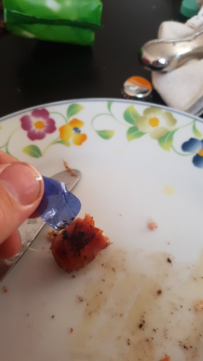 keiproblem1's tweet photo. Euer ernst  @rewe_group  ? Plastik in den Penny Bernerwürstchen? Und ich frage mich noch warum mir schlecht wird.... #lebensmittel #plastik Passt auf euch auf und #StaySafe . @rewe_group bitte check euere würstchen bevor es anderen genauso geht 😅 https://t.co/XC6rBpIdK9