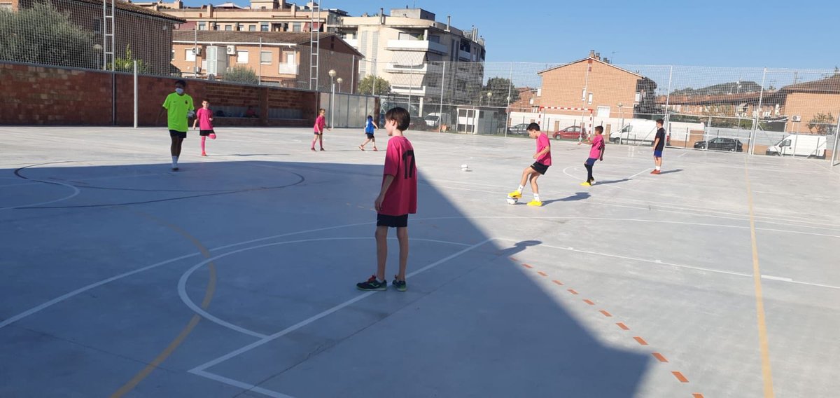 fsmontcada's tweet photo. Avui estrenem la pista exterior del Poblet, un petit pas per ajuntar els nostres equips. Molt ha plogut des de que vem guanyar els pressupostos participatius @AjMontcada @laveudemontcada @TempsAfegit_ @SalvaSC_Mago #montcada https://t.co/ChTAHctz88