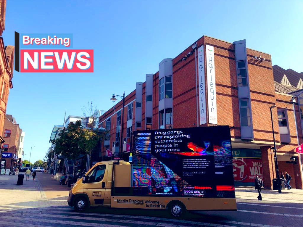 CS_SurreySussex's tweet photo. #MondayThoughts #Countylines Have you spotted the Crimestoppers Ad-van out about in Surrey #RedHill #EpsomEwell #SpreadTheWord Chair of @CS_Surrey was down at #Redhill Community Working together to Prevent Crime by reporting @CrimestoppersUK 0800 555 111 https://t.co/kPraujYsDm
