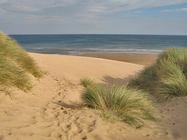 ScotlandFilming's tweet photo. Tyninghame Beach, Dunbar, Scotland featured in both the opening credits of #Outlander s5 and ep. 10 when we can see @caitrionambalfe &amp; @SkeltonSophie running along this sandy beach. The location featured a number of cast including @SamHeughan, @JohnBell, @RikRankin &amp; #edspeleers https://t.co/SEO8kkV6Tk