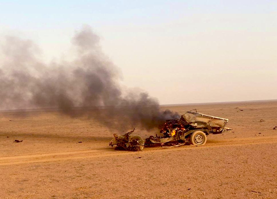 ArmY_Iq's tweet image. قواتنا الامنية خلال تدمير عجلات تابعة لجراثيم د١عش في الصحراء بقضاء الرطبة.
.
مازال الابطال في قواتنا الامنية يلاحقون ما تبقى من هذه العصابات المهزومة في كل مكان ومازال جنودنا سور عظيم لهذا الوطن