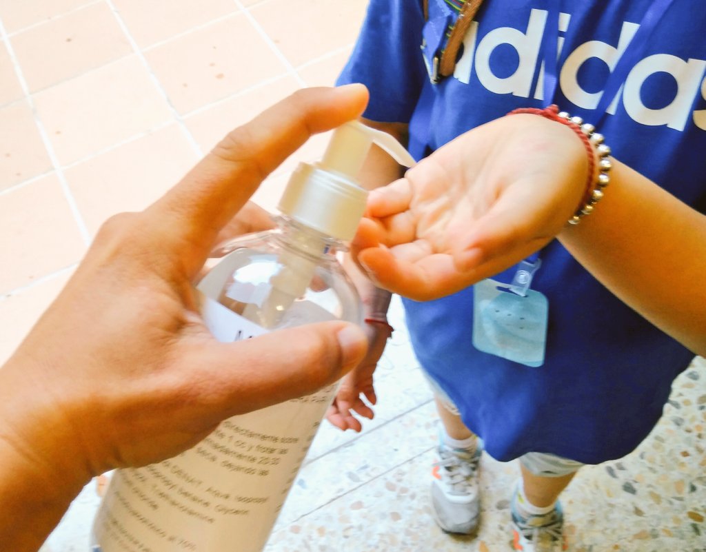 EAnglesola's tweet photo. Primer día de retrobaments emocionant i ple de sensacions variades. Ens anirem acostumant a la "nova normalitat" #AnglesolaStyle Bones vibracions per part d'infants, famílies i mestres us hem de dir!
Només us podem donar les #gràcies. Ens sentim recolzades. https://t.co/gRNH7Q4578