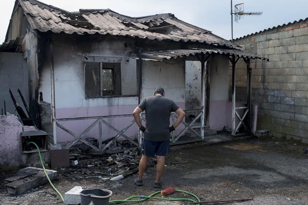 A pandemia que non cesa. A provincia máis danada polo lume. Máis dunha ducia de grandes incendios forestais en Ourense, máis de 8.000 hectáreas calcinadas. "Outro ano igual", nin sequera vale xa ese lamento. Outra vez máis neste mesmo verán.
Fotos de <a href="/brais_lorenzo/">Brais Lorenzo</a>. Admírote.