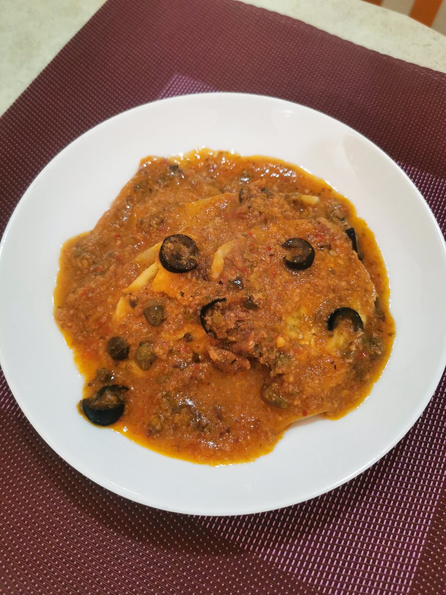 HyoAngelica2's tweet photo. Práctica 2 cocina italiana🥘🍸
Hice una receta de una pasta fresca q son los ravioles, rellenos de queso ricotta, parmesano y espinacas;compañada de una salsa puttanesca y salsa aglio olio. Aprendí nuevas salsas de la cocina italiana.❤️🥰
@Mar83156907 https://t.co/sl2AmjevUY