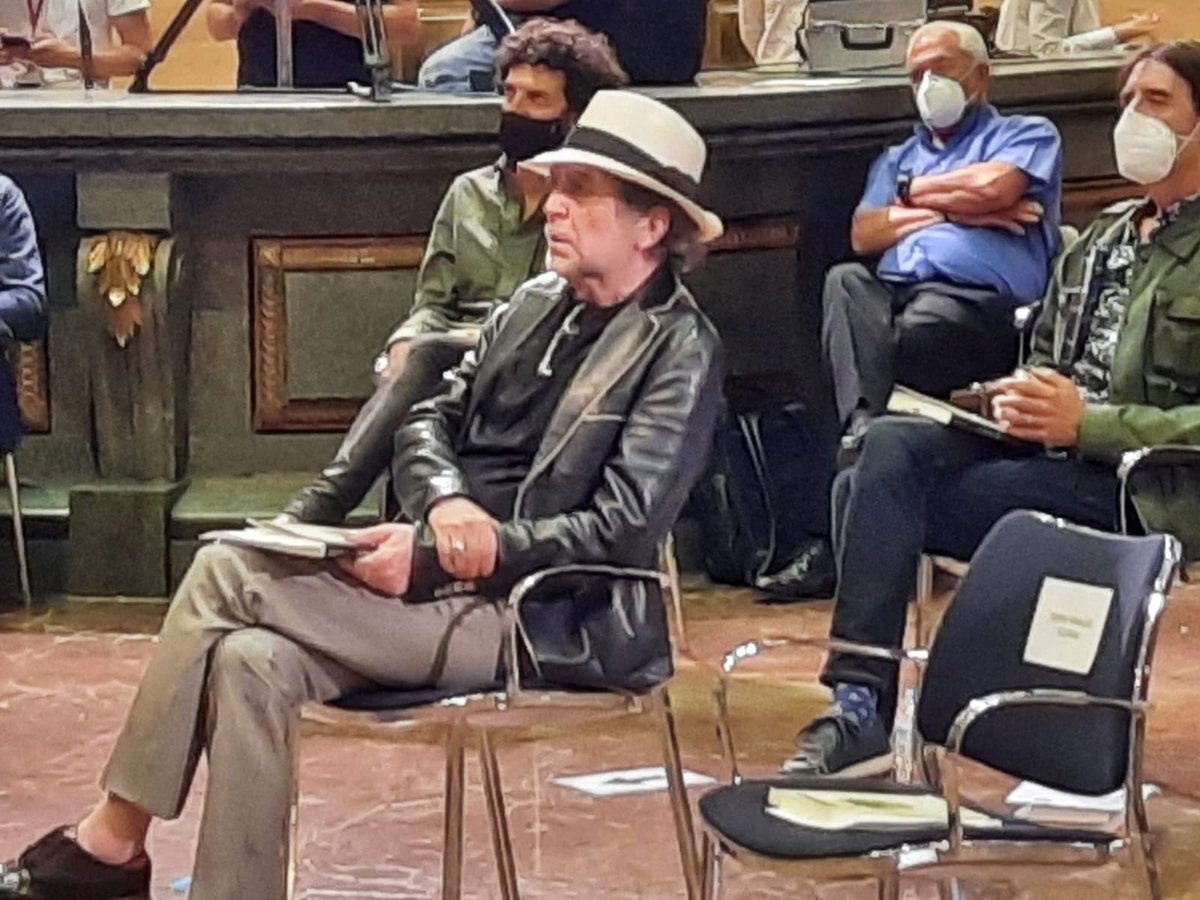 camideimundo's tweet photo. El @InstCervantes convocó a un grupo de genios para homenajear a Mario Benedetti: Joaquín Sabina, Joan Manuel Serrat, Elvira Sastre y @Marwanmusica, entre otros. Una luz! #CulturaSegura #100AnosDeBenedetti https://t.co/OYFtZpHsw5