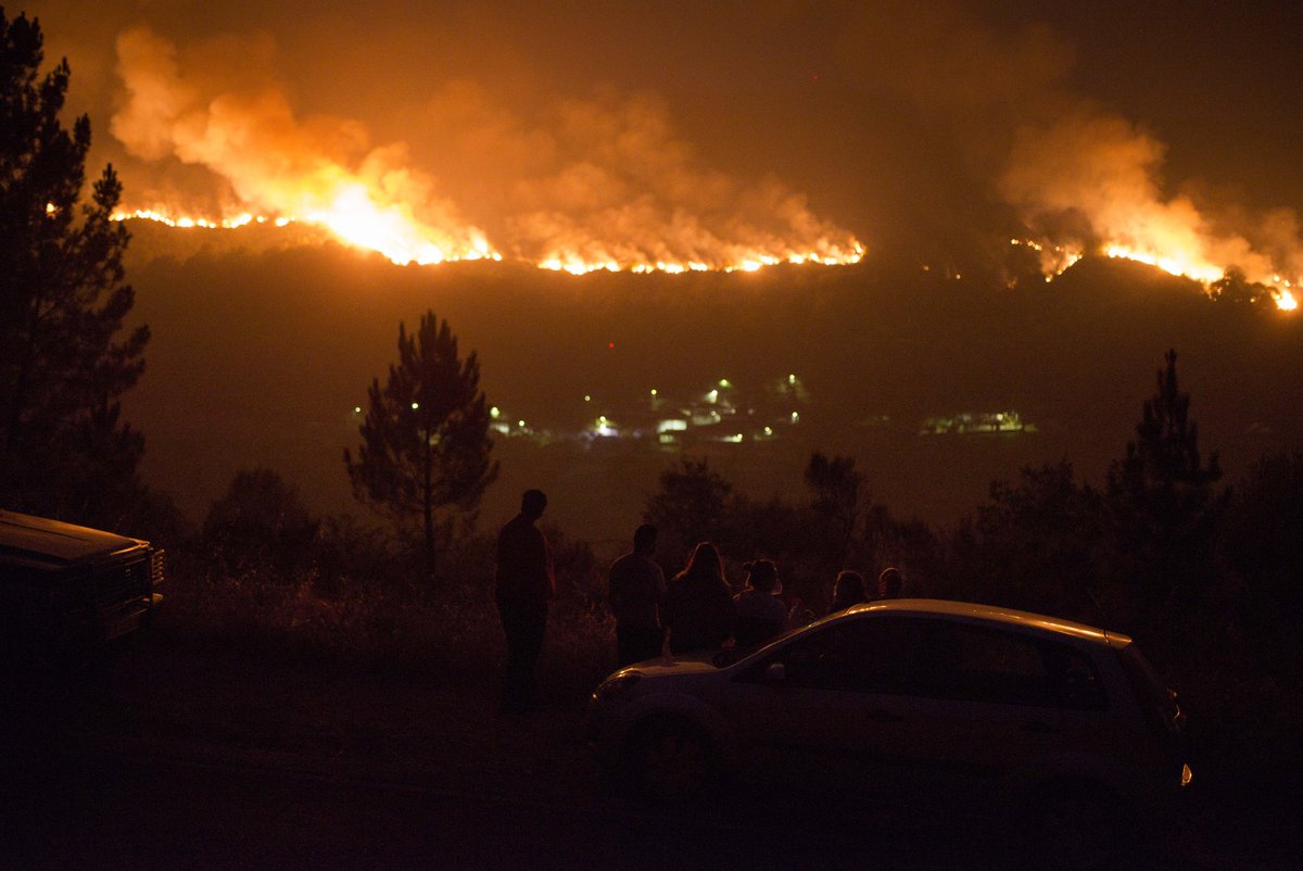 Outra longa noite de lume na provincia de Ourense. Así arde agora mismo Vilariño de Conso.
📸<a href="/brais_lorenzo/">Brais Lorenzo</a> 

#ArdeOurense #ArdeGalicia #QueimanGalicia #IFSabuguidoVilarinoConso