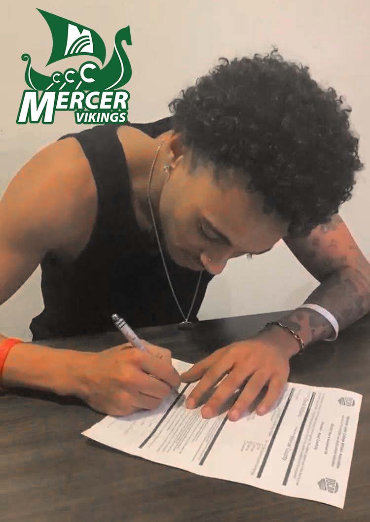 Next newcomer is Derek Williams from Tucson High Magnet School in Tucson, AZ. Excited to welcome Derek to the Vikings! Doubly excited to wish Derek a Happy Birthday as well! Enjoy your day Vike and let’s get it! #MercerCollege #MCCCHoops #VikingBirthday #Signed
