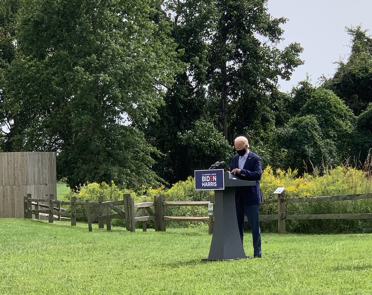 MariettaDaviz's tweet image. Driving home today and saw Joe over in someone's yard. I guess he thinks he's holding a press conference again? 😇
#SorryNotSorry
#mondaythoughts #GetOffTheLawn