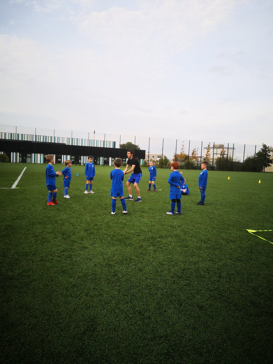 ekrr2014's tweet photo. We had the pleasure of a guest coach in Stephen Paris from Active Schools with us tonight. #StinkyBox was a big hit #wearetherolly https://t.co/b4TDHb3bWt