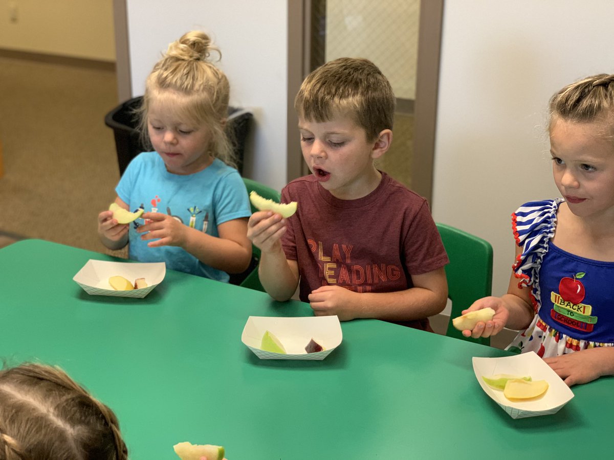LLday_pre's tweet photo. Apple 🍎🍏Tasting. What’s your favorite? #mwfpreschool https://t.co/I1t25GWHig