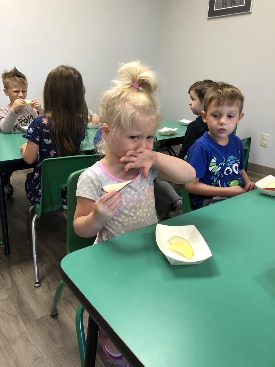 LLday_pre's tweet photo. Apple 🍎🍏Tasting. What’s your favorite? #mwfpreschool https://t.co/I1t25GWHig