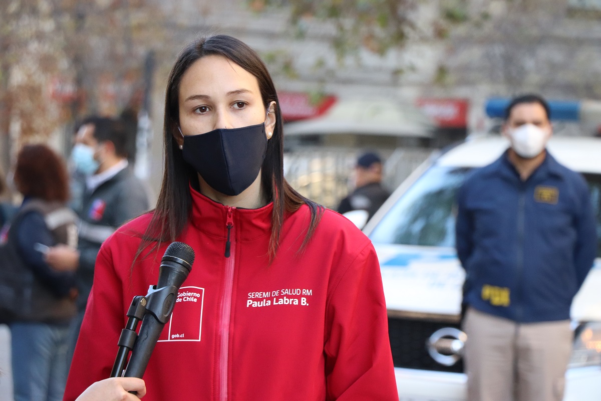 PiensaPrensa's tweet photo. Paula Labra: "fiscalizadores tienen facultades para ingresar a las viviendas durante el 18".
"estarán acompañados por personal de Carabineros y la PDI (...) Incluso están autorizados para “hacer una orden de allanamiento”, señaló. 
https://t.co/SwDeWsZZZt https://t.co/dj5DkvgJjH