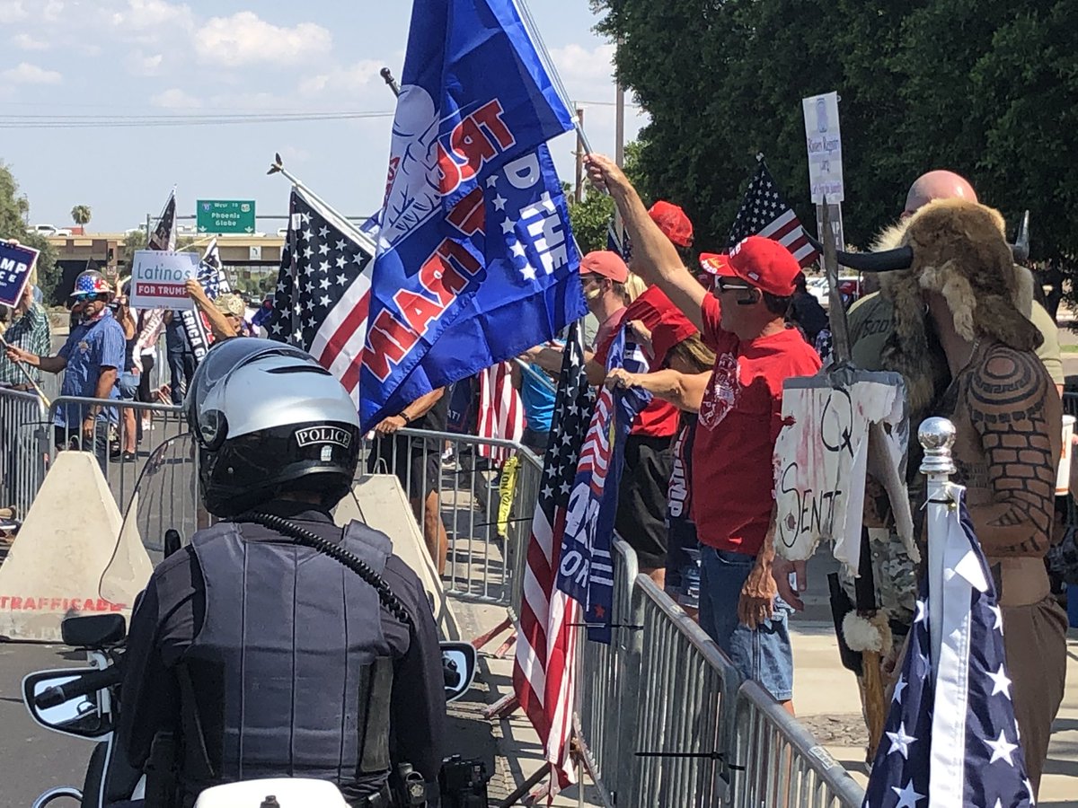 JavierArce33's tweet image. Unos 50 seguidores de #Trump se manifiestan en las inmediaciones del Arizona Grand Resort en Phoenix para apoyar la visita de Donald Trump hoy lunes #TrumpRally #TrumpinAZ #Arizona