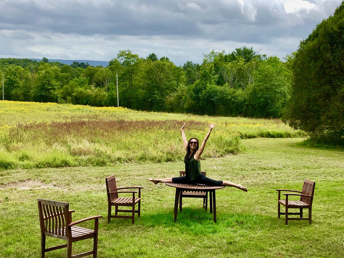 ElaineKwon's tweet photo. So much open space - must do splits! #CantHelpIt Grateful for fresh air and beautiful greenery~ #countryweekendwithfriends #upstateNY #SavorLife #SavorYourSenses #pandemicsummer #September2020 #splitsseries https://t.co/mYuM7cNv39